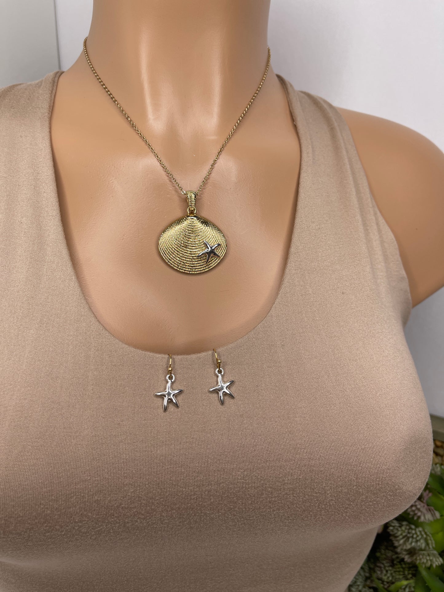 Shells Necklace Set with Earrings Costume Jewelry